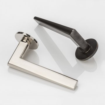 WEDGE solid brass door lever handle with round rose