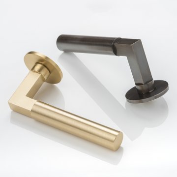 ASHWORTH solid brass lever handle with round rose