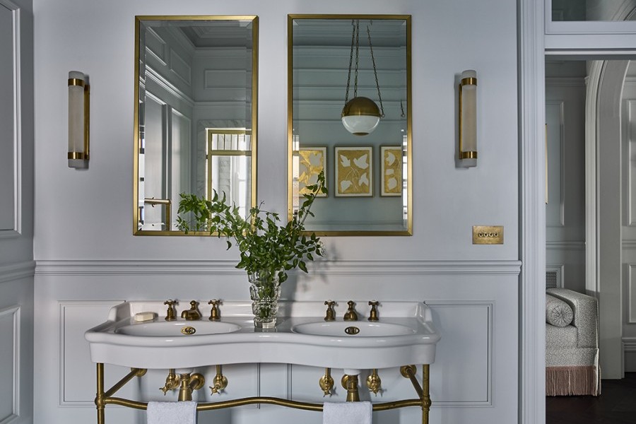 A second Paris Double Vanity sits alongside the bath, once again paired with polished brass Perrin & Rowe fittings to maintain material continuity. 