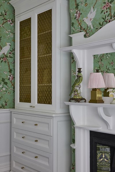 This palette and level of detailing extend into the adjoining master bedroom, where Oxford Grilles appear once more - hand-assembled in a diamond pattern with plain rosettes 