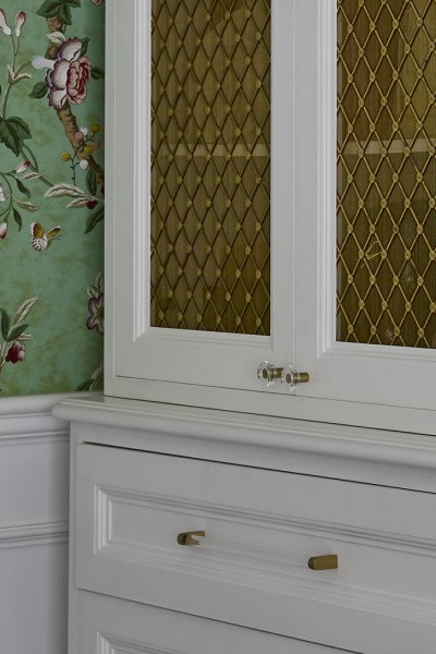 This palette and level of detailing extend into the adjoining master bedroom, where Oxford Grilles appear once more - hand-assembled in a diamond pattern with plain rosettes 