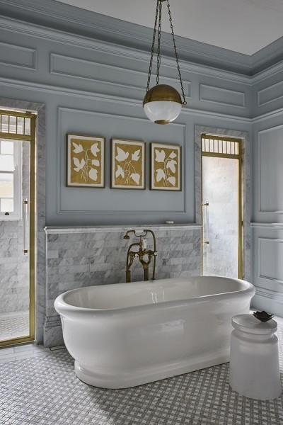 The guest bathroom features the Hanley Bath by The Water Monopoly, its generous proportions and rounded edges providing a sculptural anchor within the space.