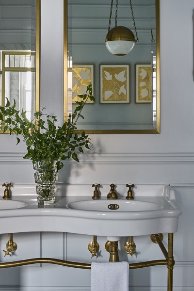 A second Paris Double Vanity sits alongside the bath, once again paired with polished brass Perrin & Rowe fittings to maintain material continuity. 