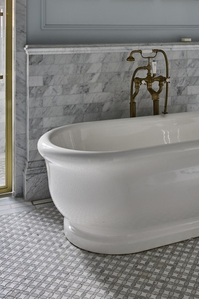 The guest bathroom features the Hanley Bath by The Water Monopoly, its generous proportions and rounded edges providing a sculptural anchor within the space.