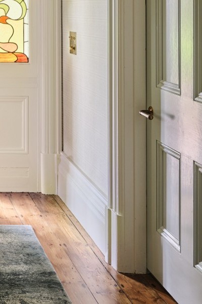 The entrance hall at Warrnambool House sets the stage for the home’s design. Satin brass hardware by Joseph Giles adds a touch of refined luxury.
