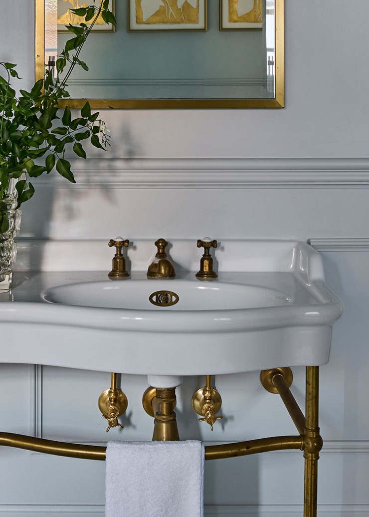 Heritage style basins with sweeping curves and brass fittings are the showcase of this traditional bathroom