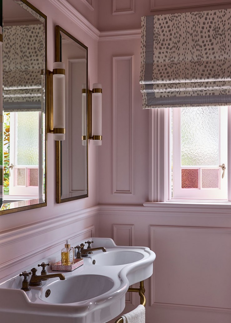 Luxury taps in solid brass add an air of grace and charm to old-world bathrooms