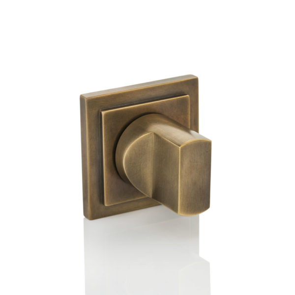 Pinch thumb turn with square stepped rose